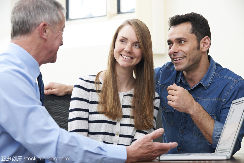 資本投資咨詢 夫婦與財務(wù)顧問的辦公室對話